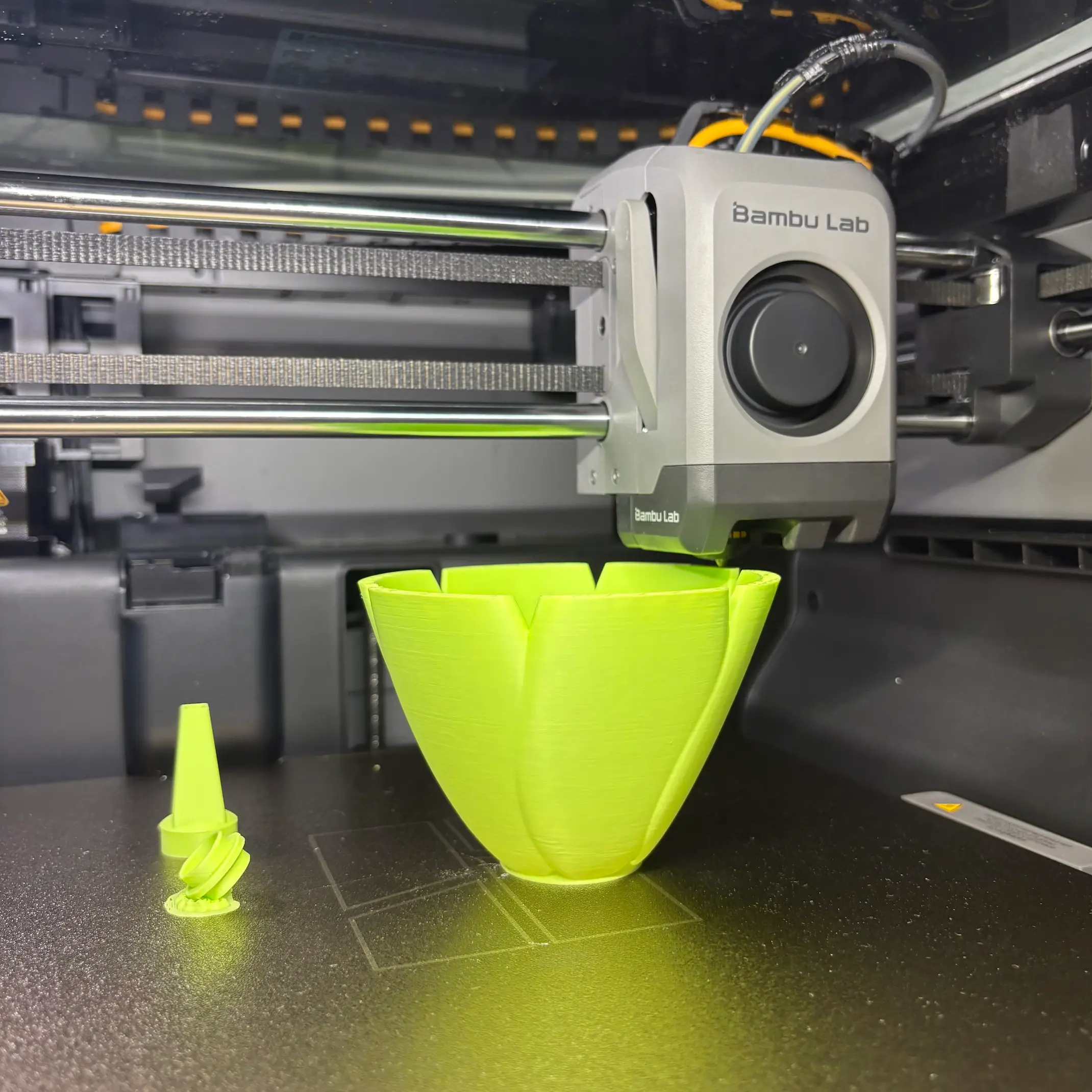 Bambu Lab P2S bei der Arbeit